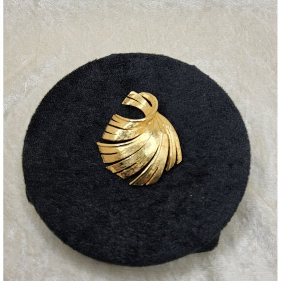 Vintage Torino Gold-Tone Brooch With Abstract Fan Design - Picture 2 of 4